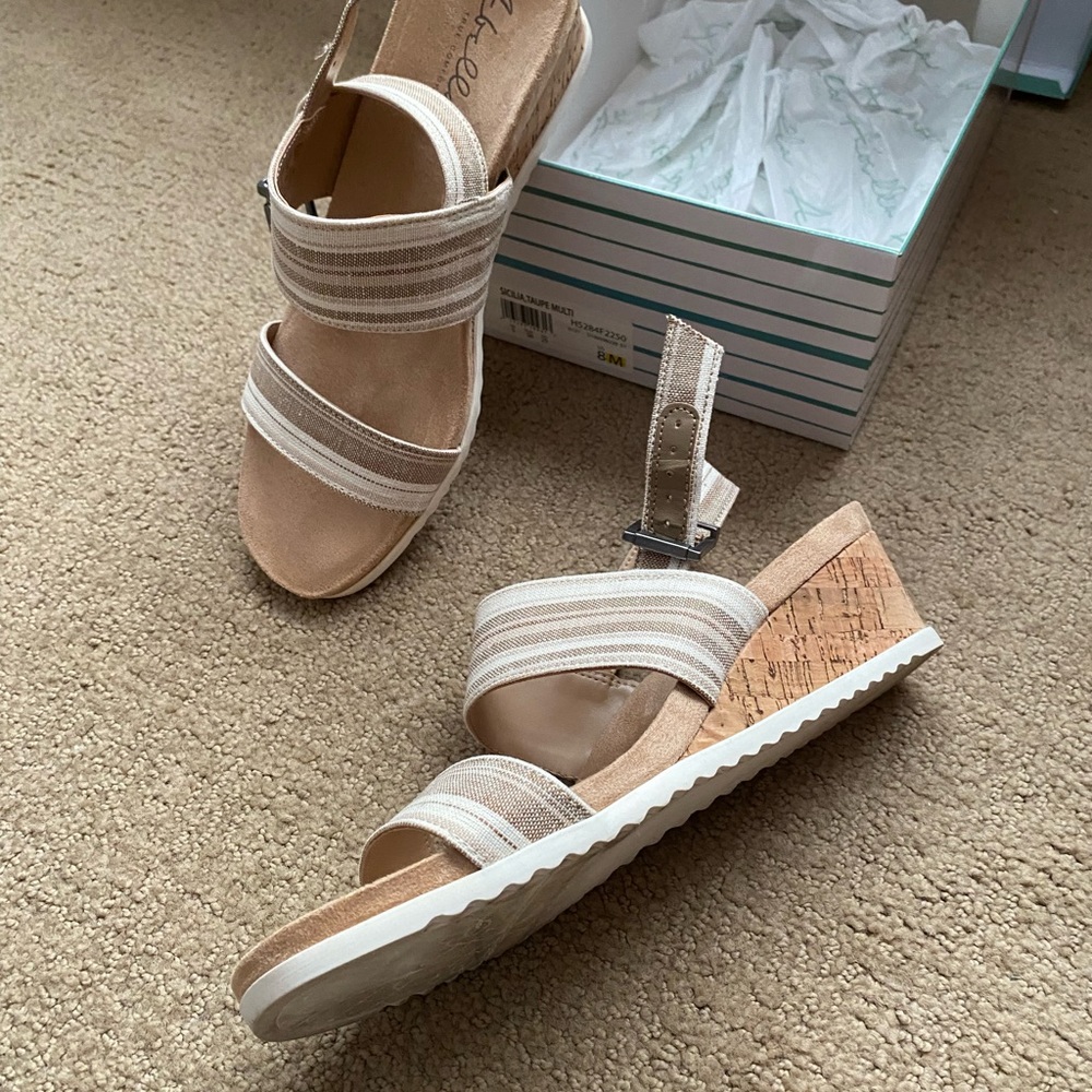 Beige/cream fabric Abella Sandals with cork wedge.Size 8  Super comfy worn once! - Picture 2 of 4